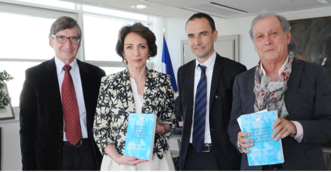Daniel Dhumeaux (à gauche), en compagnie de la ministre Marisol Touraine lors de la remise de son rapport en mai 2014 Daniel Dhumeaux (à gauche), en compagnie de la ministre Marisol Touraine lors de la remise de son rapport en mai 2014